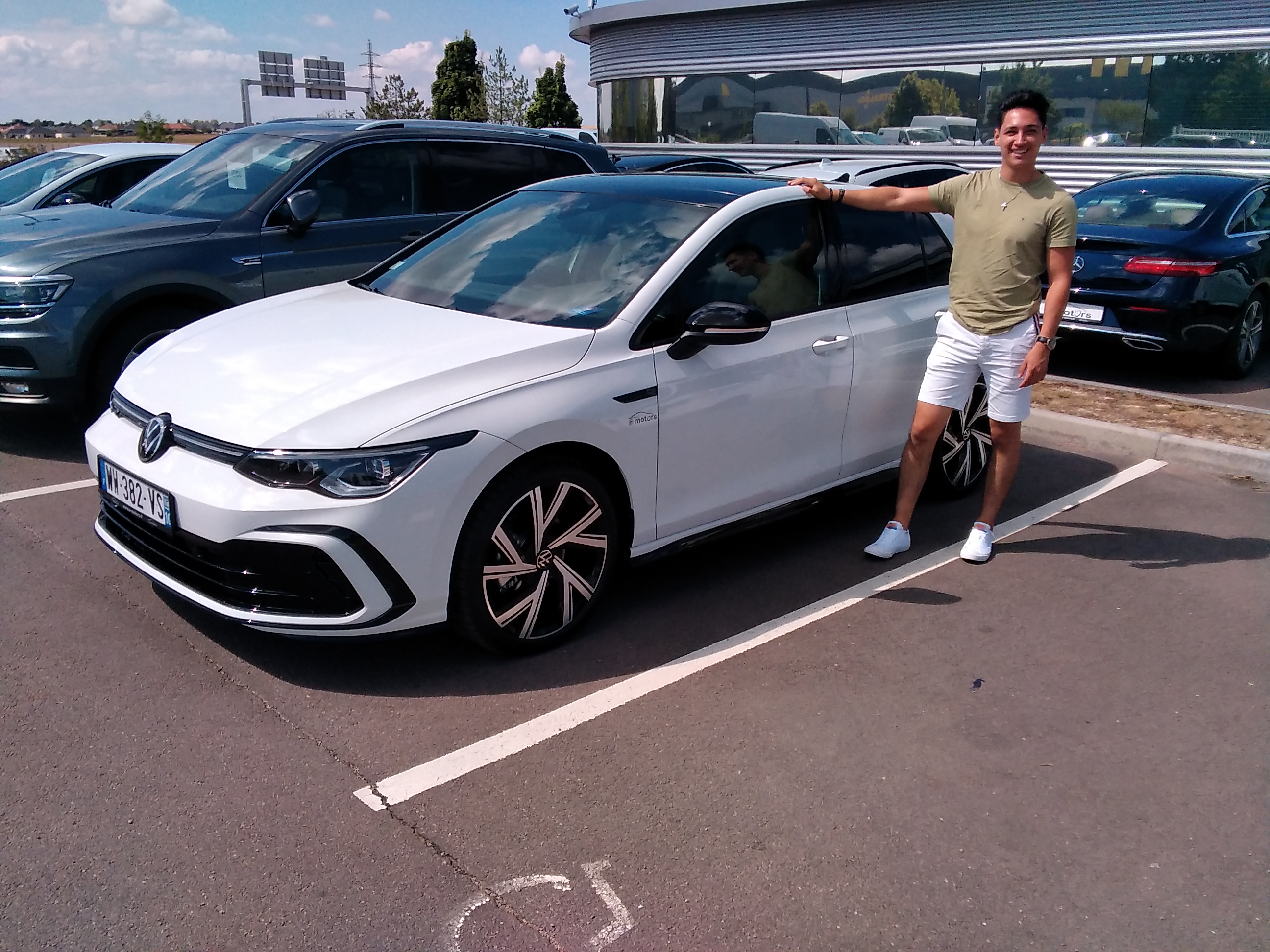 Avis-mandataire-auto-Emotors-Volkswagen-Golf-R-line-tdi-scr-150-dsg7-plus-toit-panoramique-plus-discover-pro.