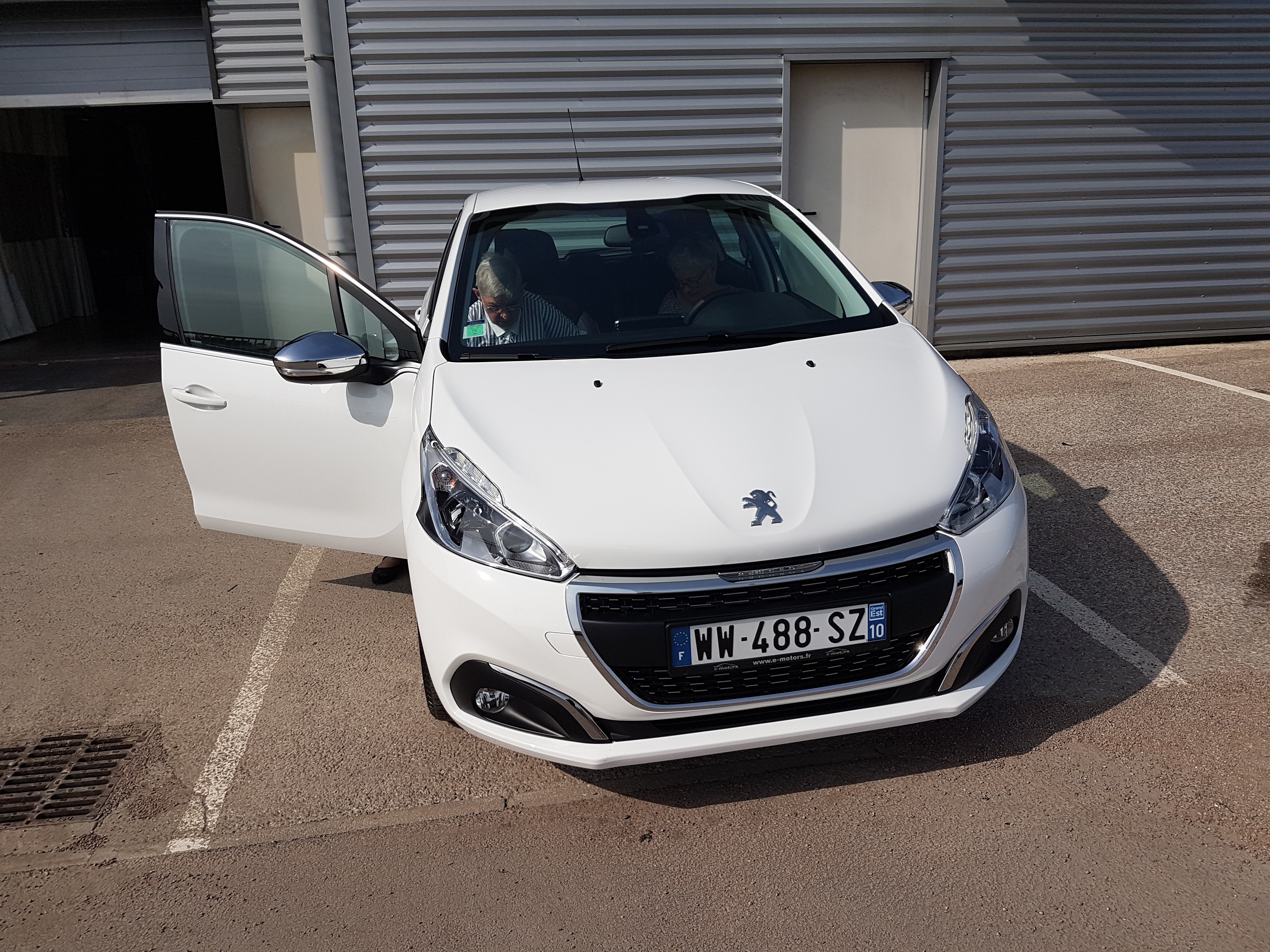 Avis-mandataire-auto-Emotors-Peugeot-208-Allure-puretech-110-eat-5p-plus-cam-ra-de-recul.