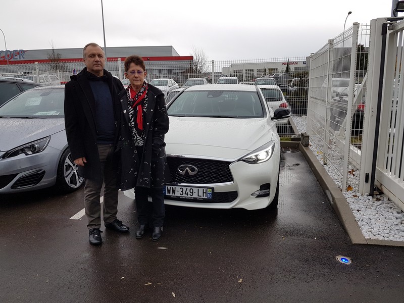 Avis-mandataire-auto-Emotors-Infiniti-Q30-1-5d-109-7dct-business-executive-5p.