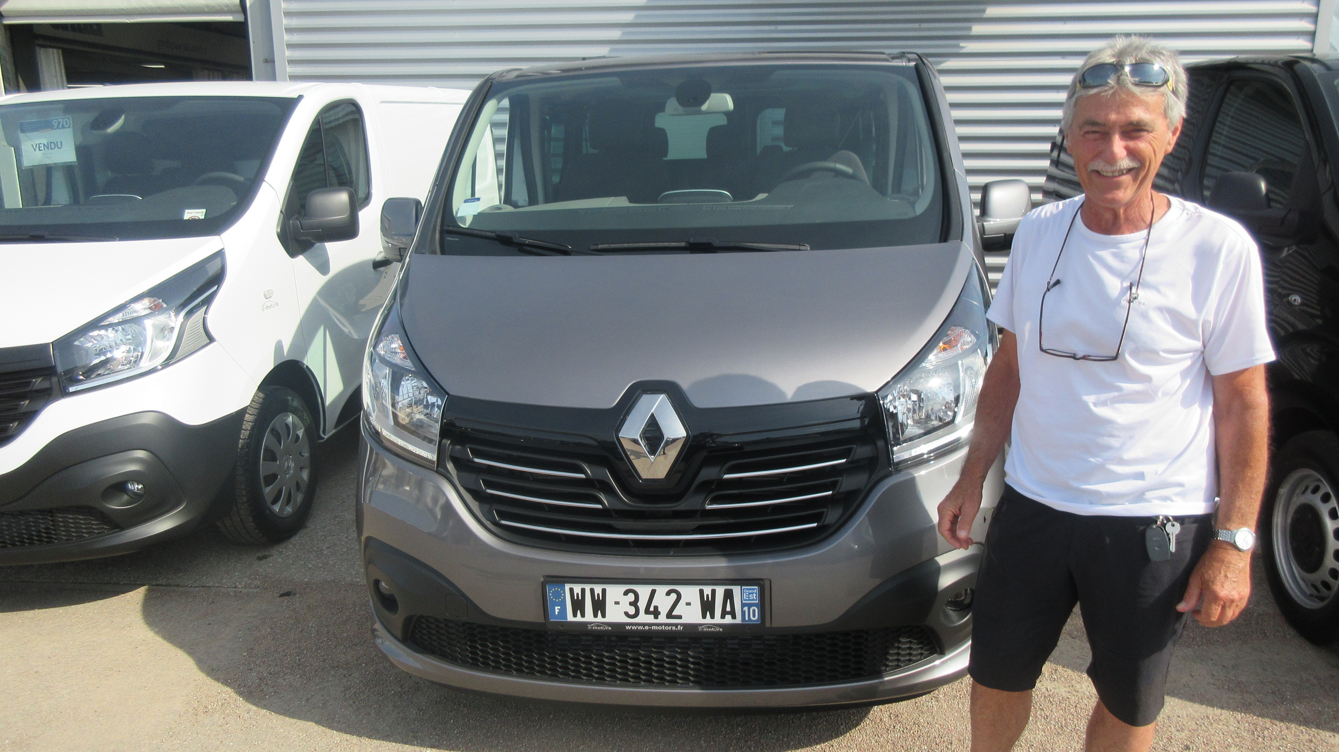 Avis-mandataire-auto-Emotors-Renault-Trafic-combi-Grand-intens-dci-125-energy-8places-plus-portes-180.