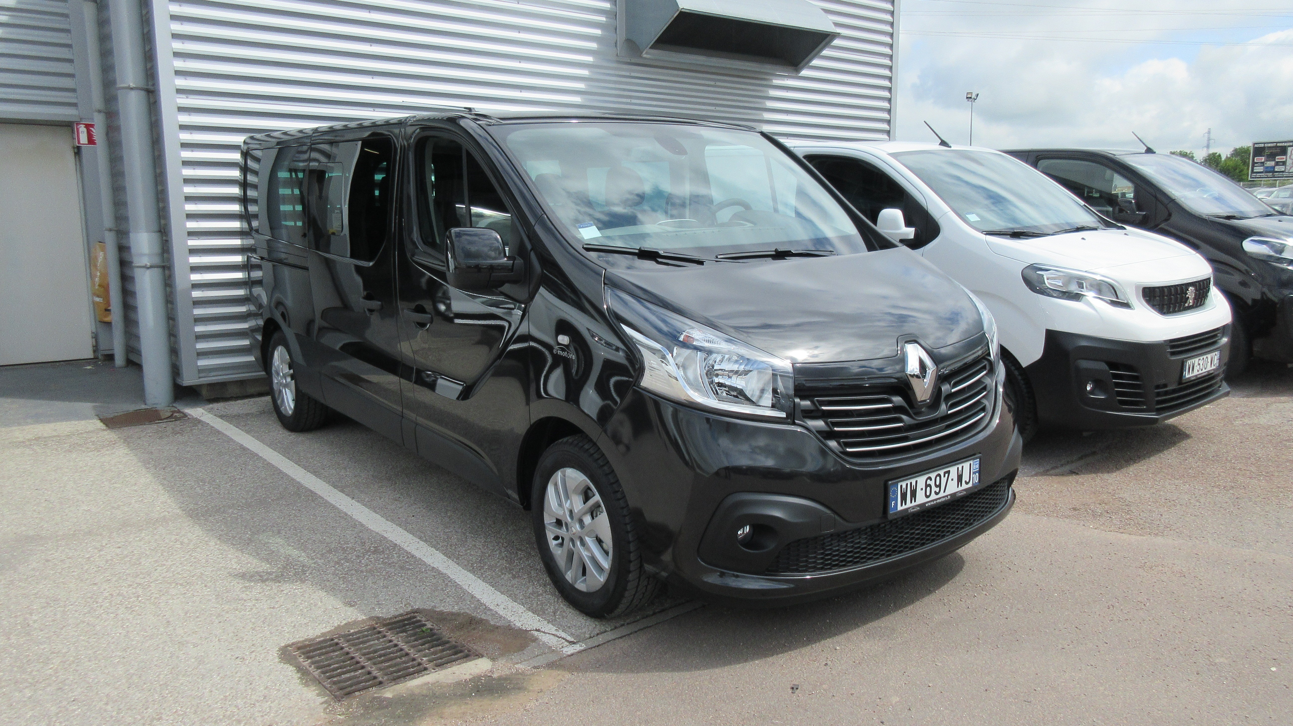 Avis-mandataire-auto-Emotors-Renault-Trafic-combi-Grand-intens-dci-125-energy-8places-plus-portes-180.