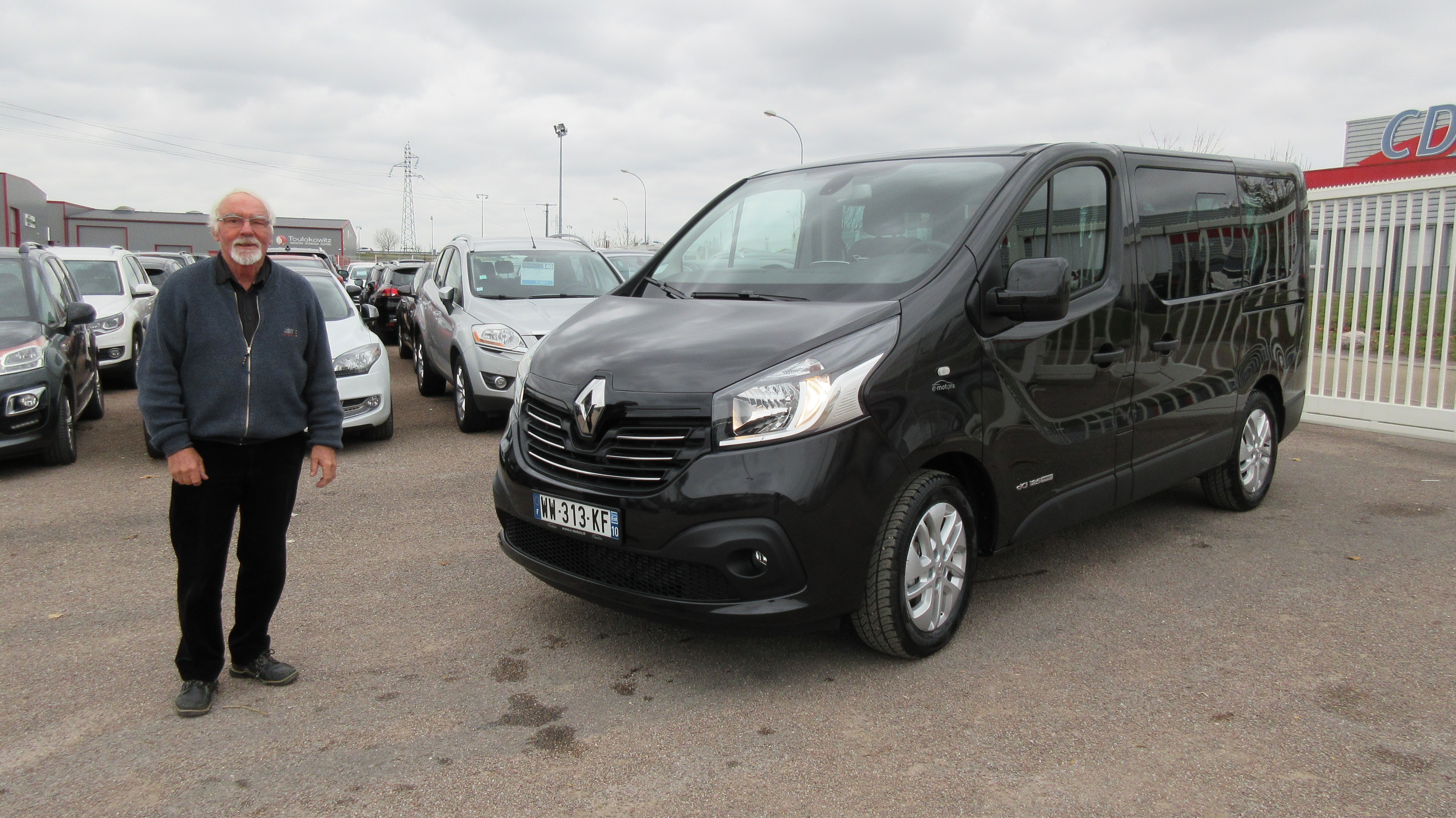 Avis-mandataire-auto-Emotors-Renault-Trafic-combi-Intens-dci-125-energy-8places-plus-portes-180.