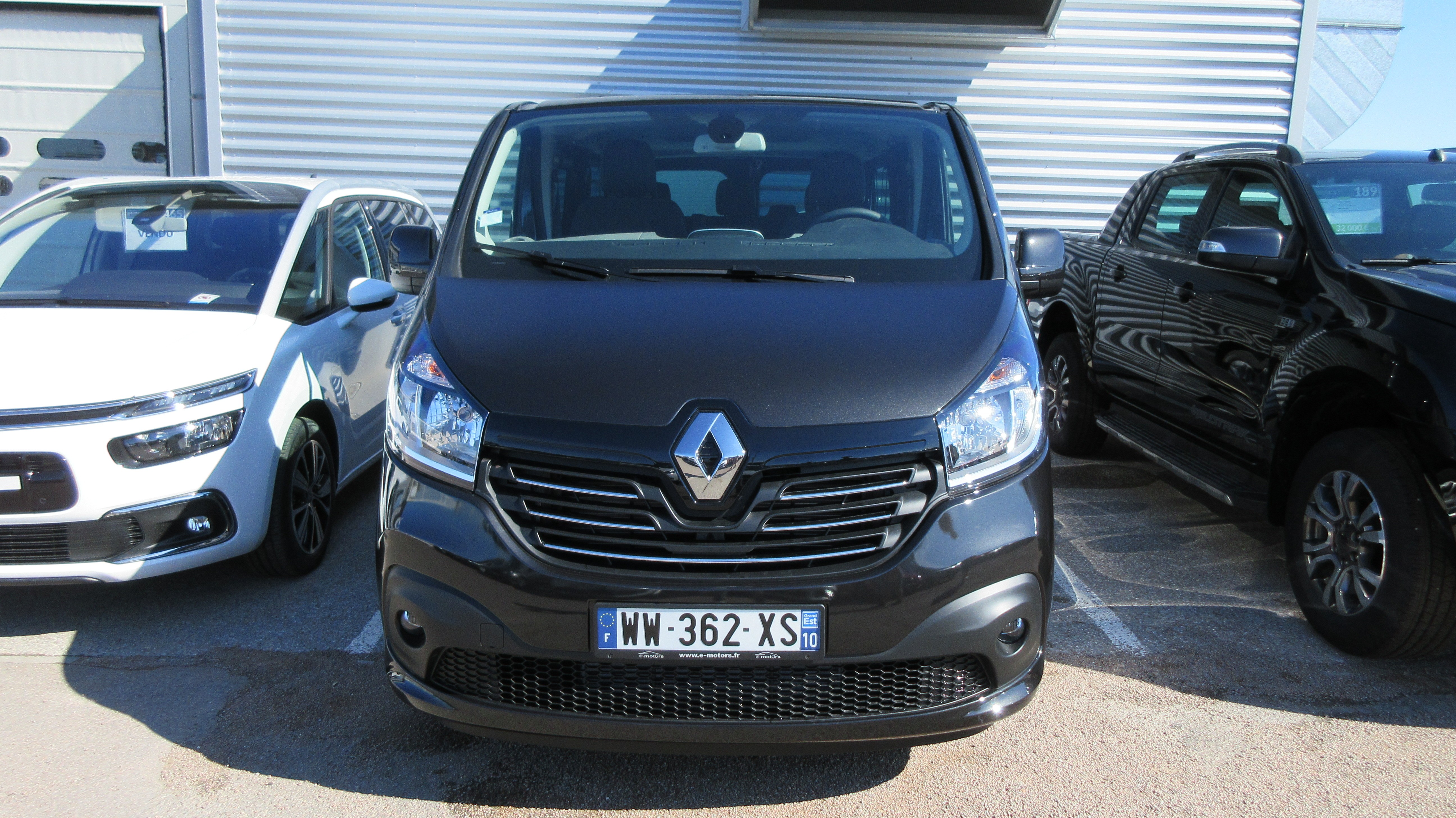 Avis-mandataire-auto-Emotors-Renault-Trafic-combi-Grand-intens-dci-125-energy-8places-plus-portes-180.