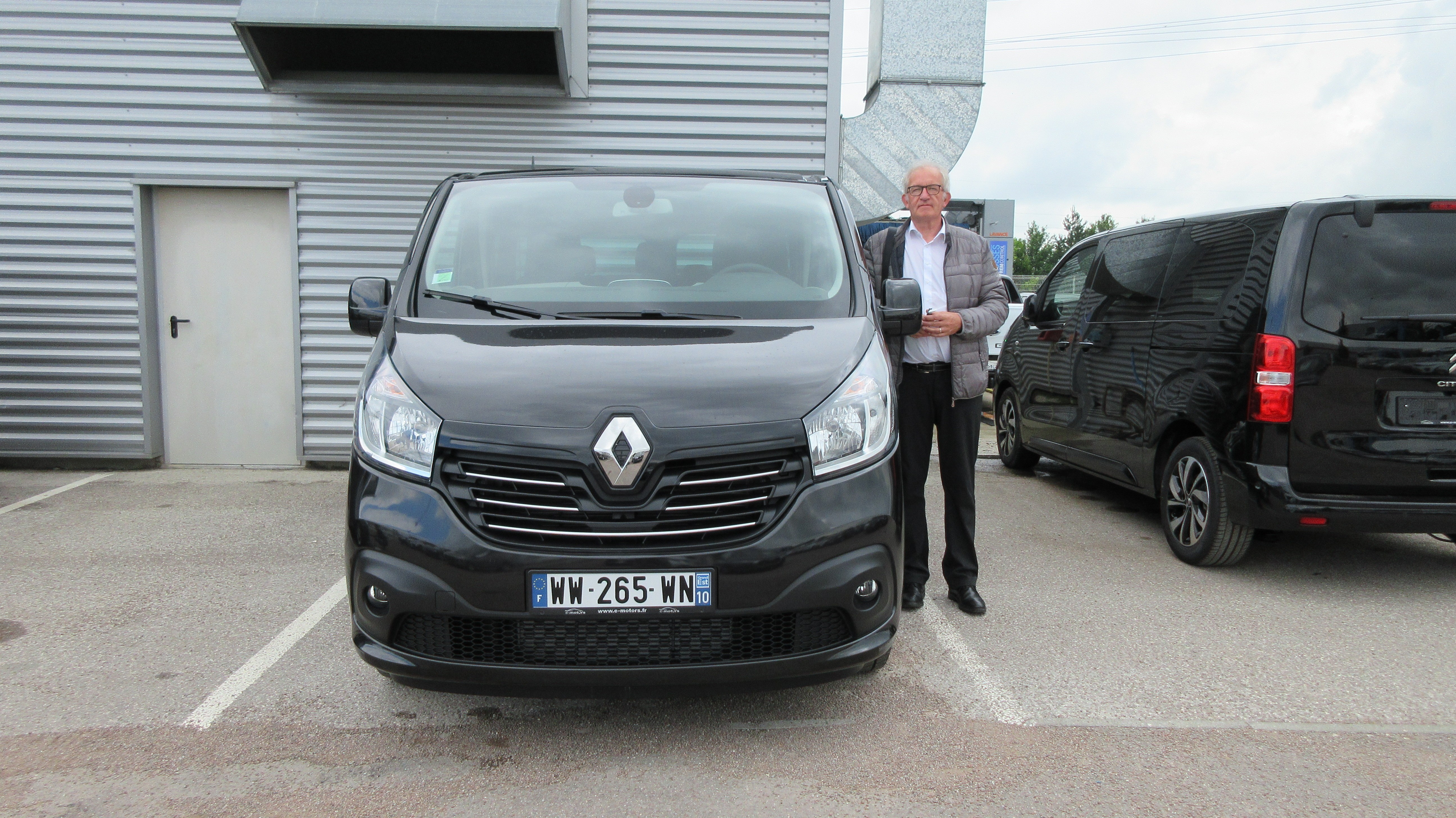 Avis-mandataire-auto-Emotors-Renault-Trafic-combi-Intens-dci-125-energy-8places-plus-portes-180.