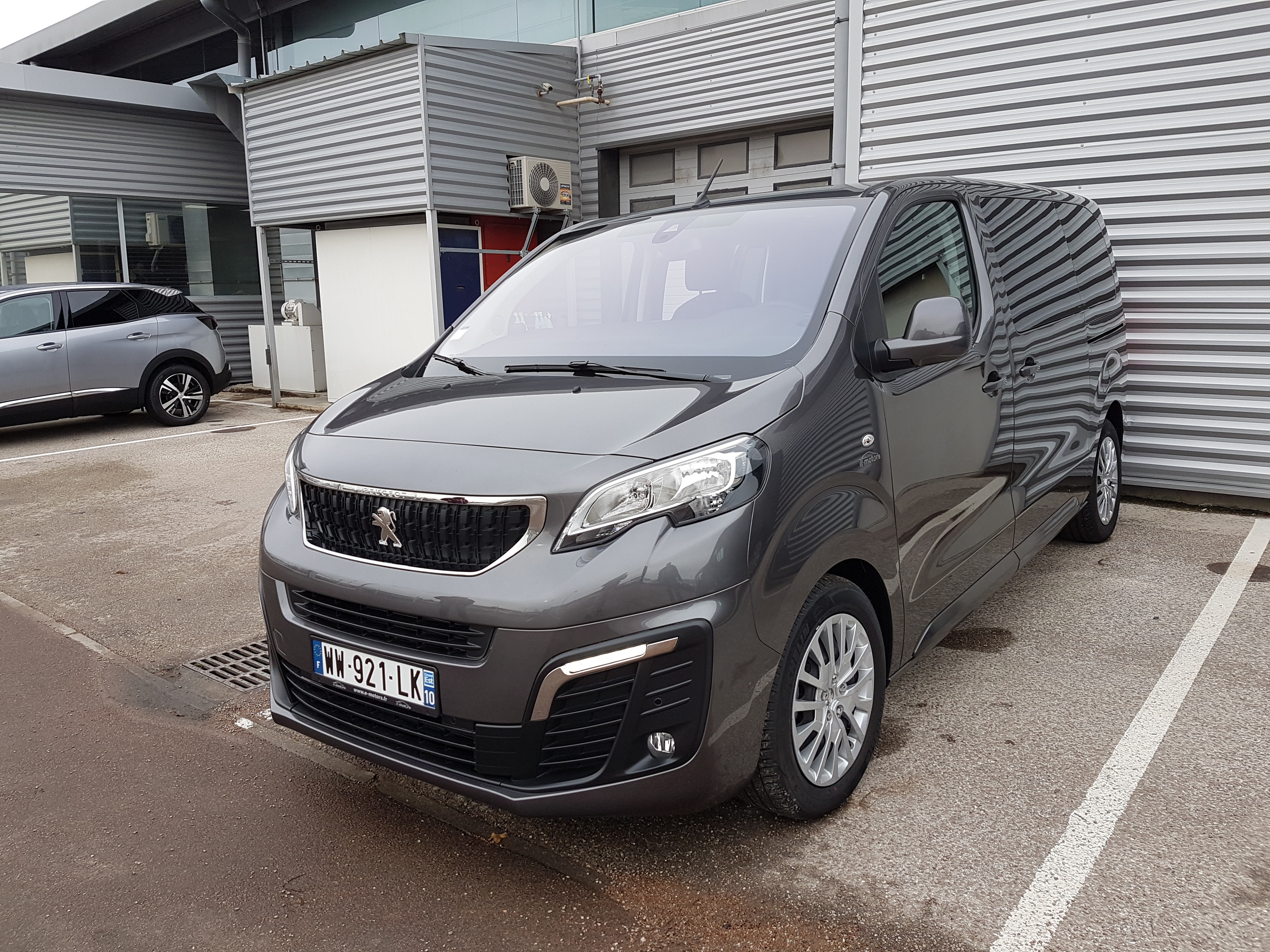 Avis-mandataire-auto-Emotors-Peugeot-Traveller-Standard-2-0-bluehdi-150ch-s-s-bvm6-active-8-places.