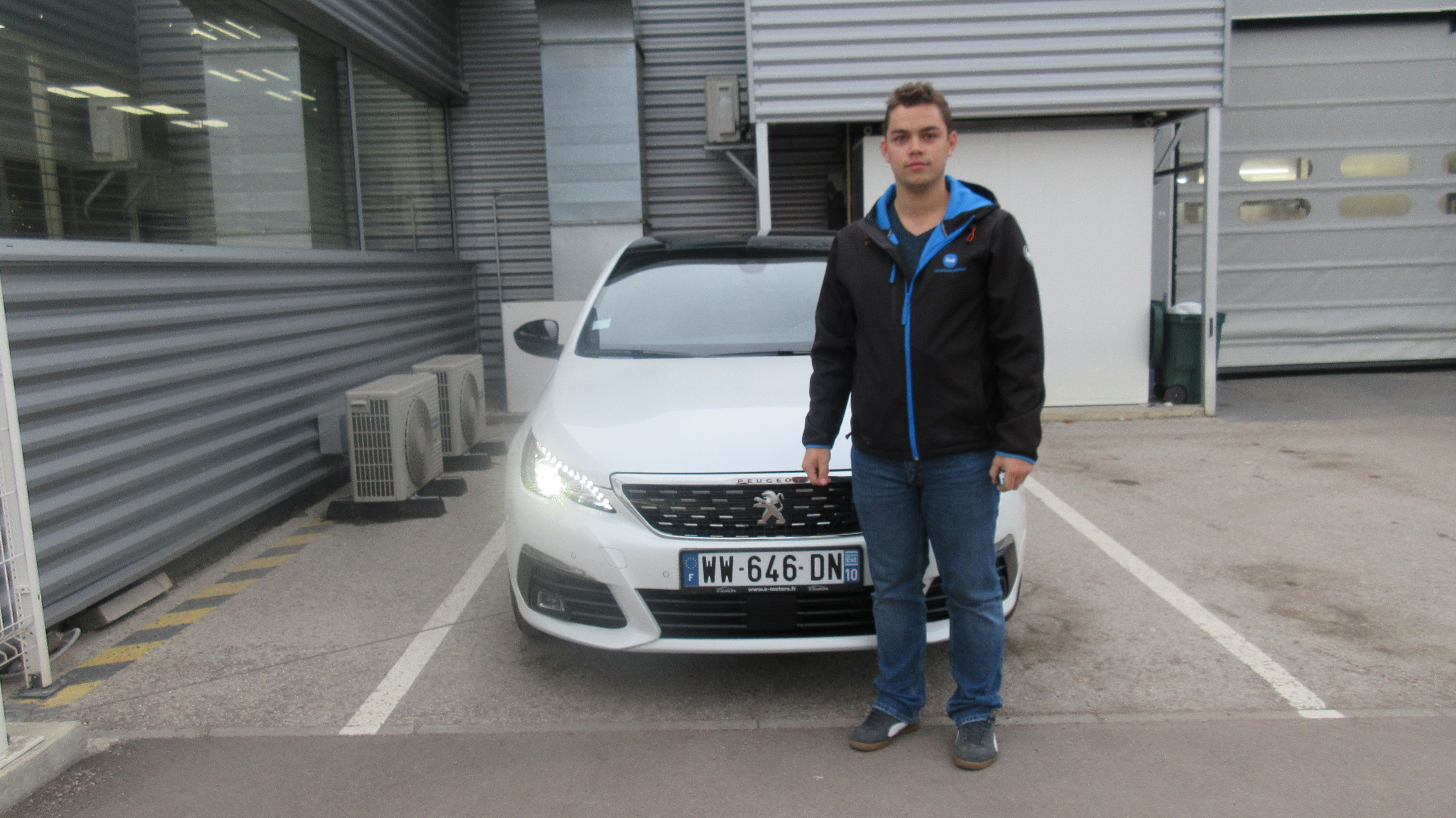 Avis-mandataire-auto-Emotors-Peugeot-308-Gt-line-puretech-130-s-s-plus-jantes-18-toit-vitr.