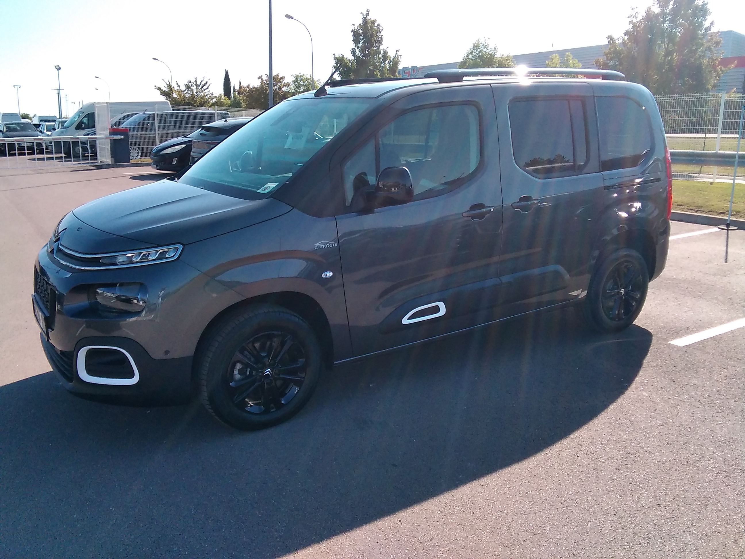 Avis-mandataire-auto-Emotors-Citroen-Berlingo-Taille-m-bluehdi-130-s-s-eat8-shine-plus-pack-vacances-plus-pack-techno-plus.