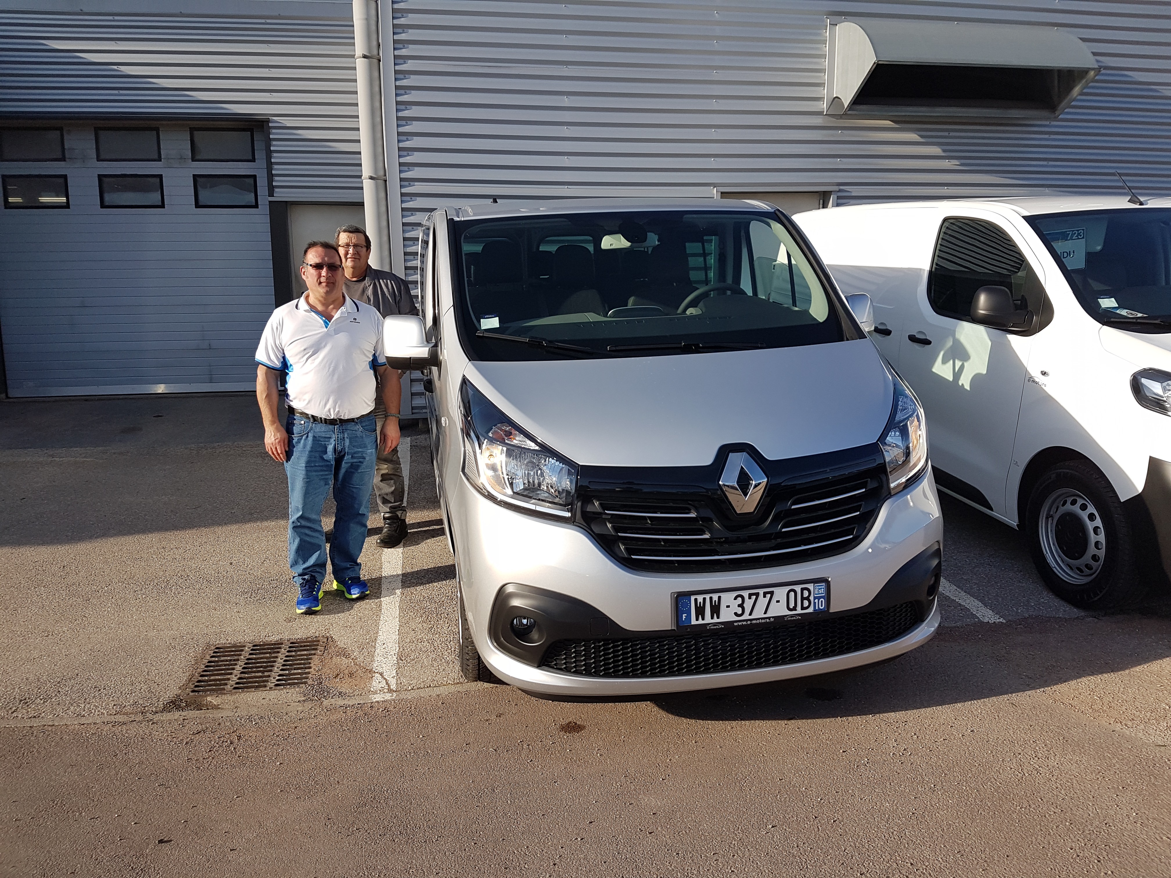 Avis-mandataire-auto-Emotors-Renault-Trafic-combi-Grand-intens-dci-125-energy-9places-plus-portes-180.