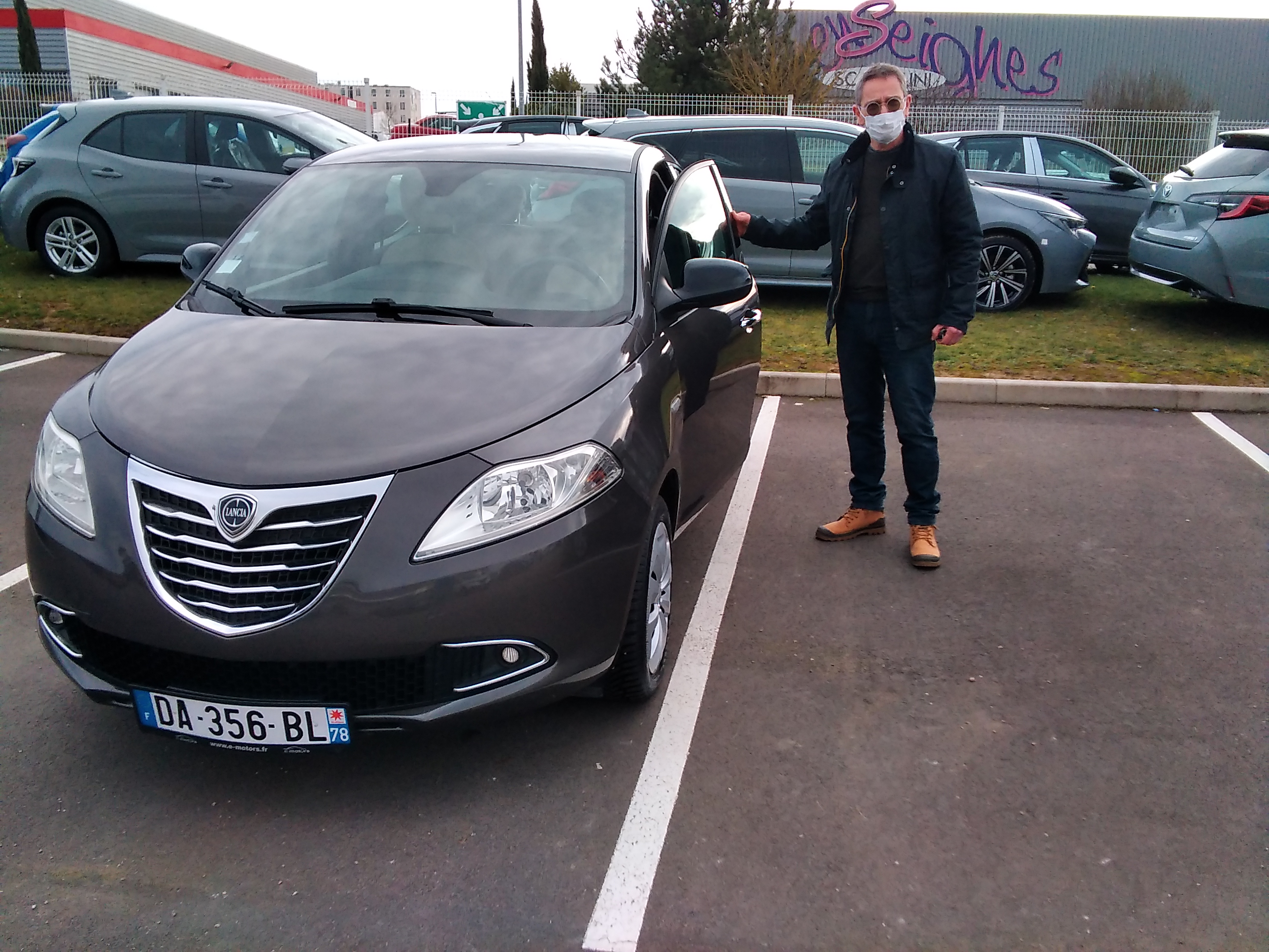 Avis-mandataire-auto-Emotors-Lancia-Ypsilon-1-2-8v-69-ch-stop-start-gold.