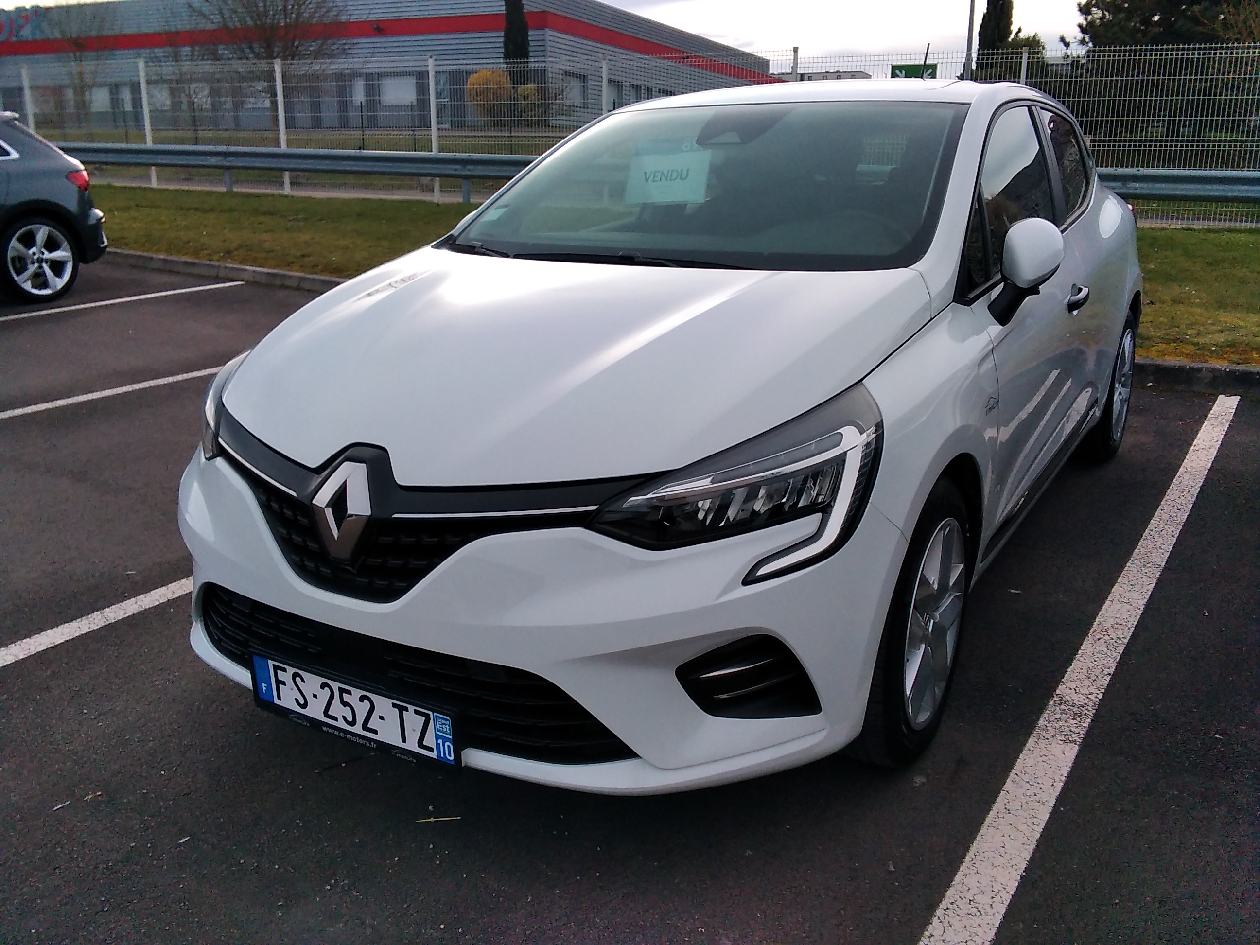 Avis-mandataire-auto-Emotors-Renault-Clio-Sce-75-zen-plus-gps-plus-pdc-ar.