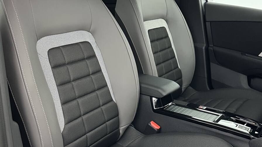 Mandataire Automobile neuf, recherche de Citroen C4-1-2-hybride-145ch-plus-e-dcs6 - E-Motors