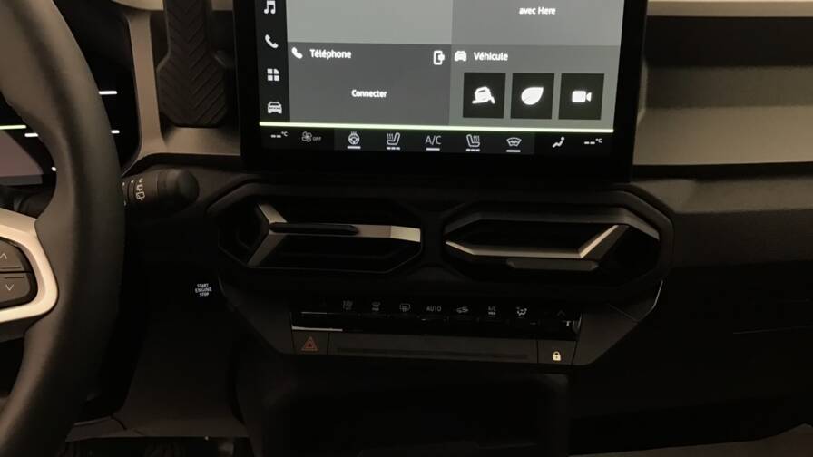 Mandataire Automobile occasion, recherche de Dacia Bigster-mild-hybrid-140-journey5-portes-vp-essence-sans-plomb042025-en-cours - E-Motors