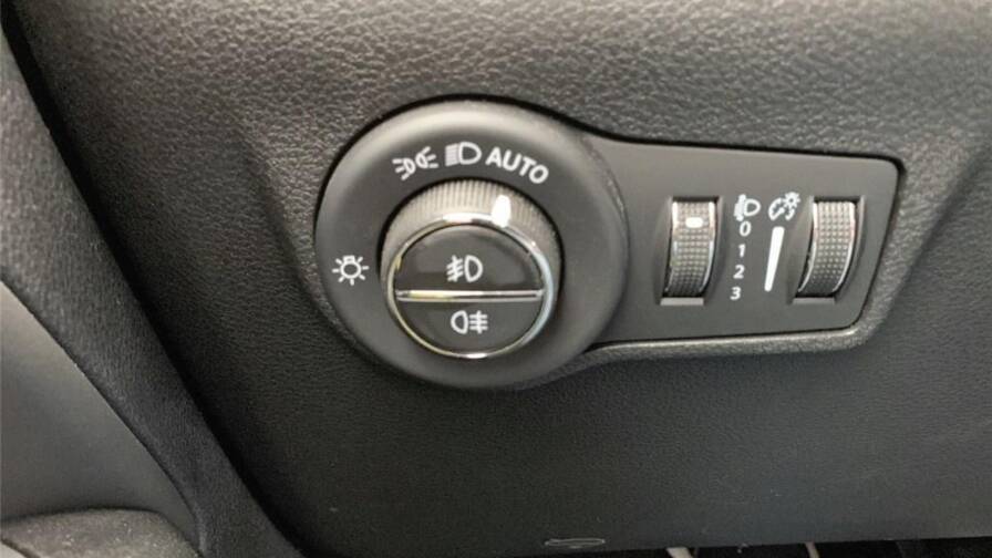 Mandataire Automobile occasion, recherche de Jeep Compass-1-3-turbo-t4-130-ch-bvm6-limited - E-Motors