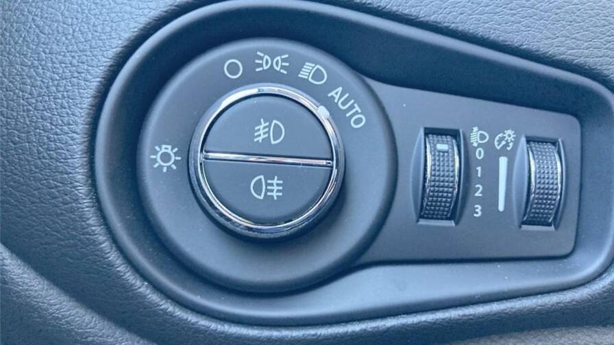 Mandataire Automobile occasion, recherche de Jeep Renegade-1-5-turbo-t4-130-ch-bvr7-e-hybrid-summit - E-Motors