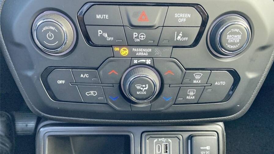 Mandataire Automobile occasion, recherche de Jeep Renegade-1-5-turbo-t4-130-ch-bvr7-e-hybrid-summit - E-Motors