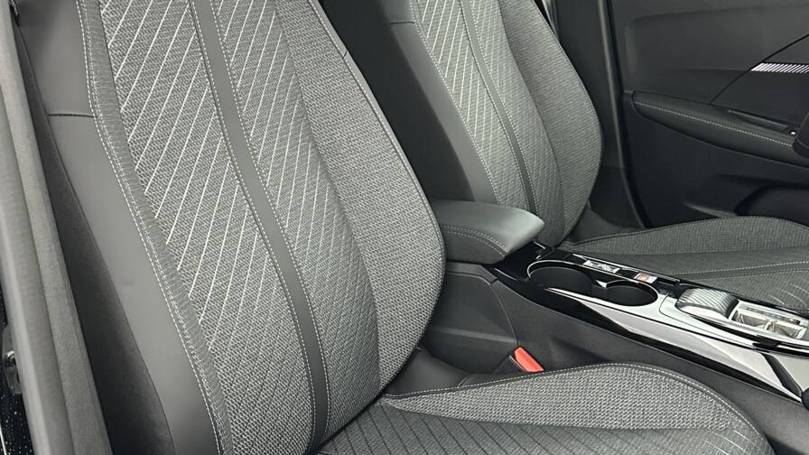 Mandataire Automobile neuf, recherche de Peugeot 208-1-2-hybrid-110ch-allure-e-dcs6 - E-Motors