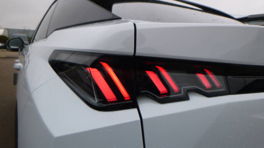 Mandataire Automobile neuf, recherche de Peugeot 3008-hybrid-145-e-dcs6-allure-plus-pack-panoramic-navigation - E-Motors