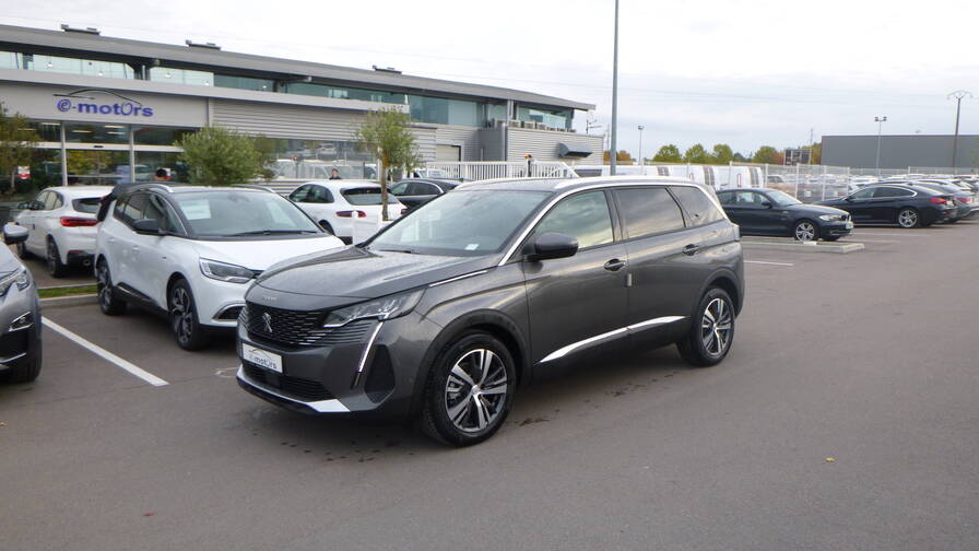 Avis-mandataire-auto-Emotors-Peugeot-5008-Allure-bluehdi-130-eat8-plus-recharge-smartphone-sans-fil.