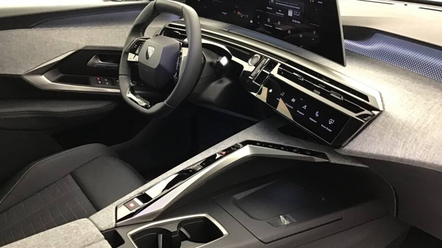 Mandataire Automobile occasion, recherche de Peugeot 5008-hybrid-145-e-dcs6-gt5-portes-vp-essence-sans-plomb032025 - E-Motors