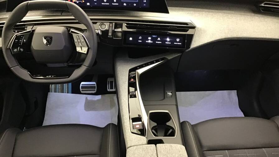 Mandataire Automobile occasion, recherche de Peugeot 5008-hybrid-145-e-dcs6-gt5-portes-vp-essence-sans-plomb032025 - E-Motors