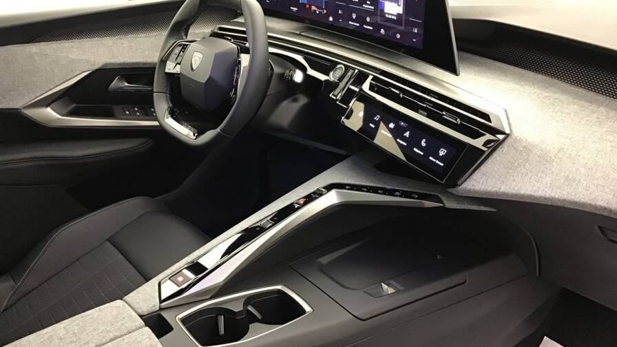 Mandataire Automobile occasion, recherche de Peugeot 5008-hybrid-145-e-dcs6-gt5-portes-vp-essence-sans-plomb032025 - E-Motors