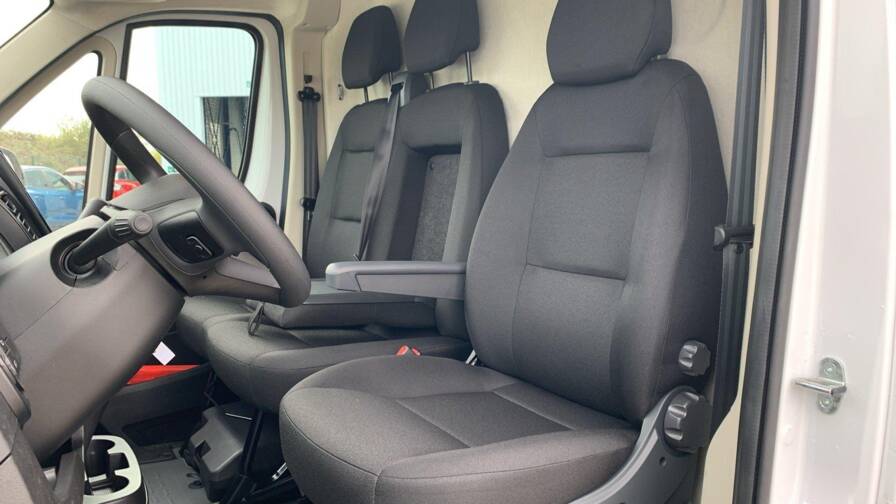 Mandataire Automobile neuf, recherche de Peugeot Boxer-fourgon-tole-3-5-t-l3h2-140-s-s-bva8 - E-Motors