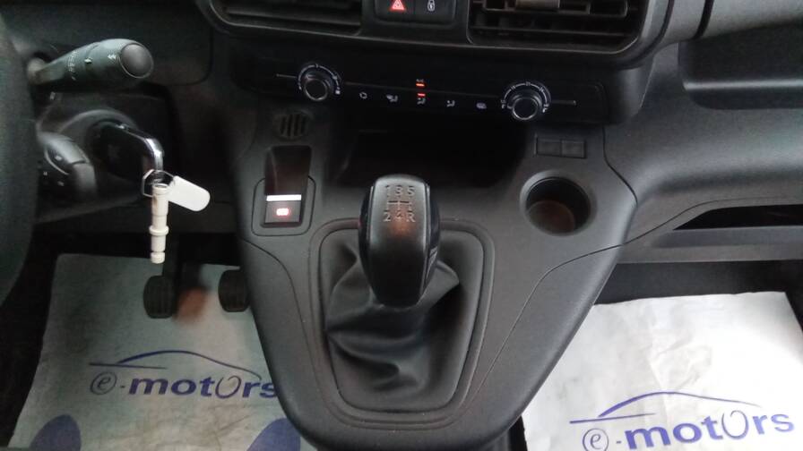 Mandataire Automobile utilitaire, recherche de Peugeot Partner-fourgon-standard-1000kg-bluehdi-75-premium-gps - E-Motors