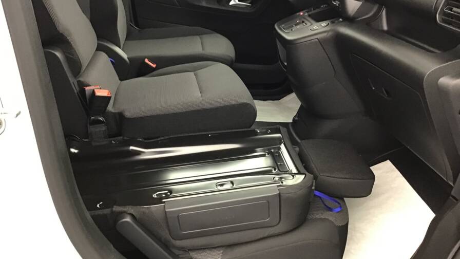 Mandataire Automobile occasion, recherche de Peugeot Partner-fourgon-xl-950-kg-bluehdi-130-s-s-eat8-4-portes-vul-diesel - E-Motors