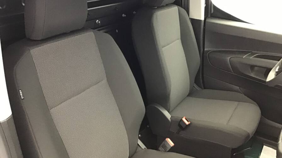 Mandataire Automobile occasion, recherche de Peugeot Partner-fourgon-m-650-kg-bluehdi-130-s-s-eat8 - E-Motors