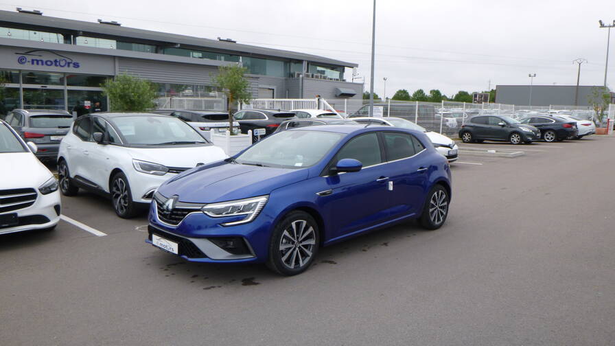 Avis-mandataire-auto-Emotors-Renault-Megane-berline-M-gane-r-s-line-iv-berline-blue-dci-115-edc-plus-affichage-t-te-haute.