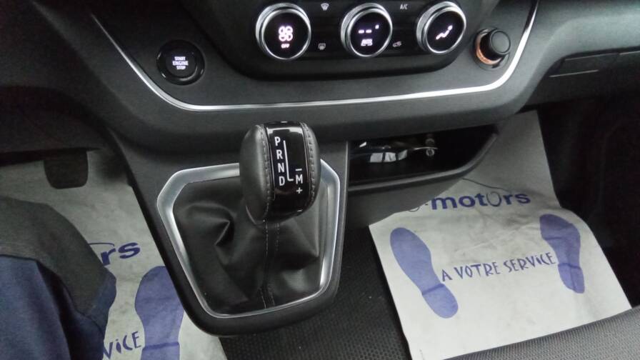 Mandataire Automobile occasion, recherche de Renault Trafic-ca-l1h1-3000-kg-blue-dci-150-edc-confort - E-Motors