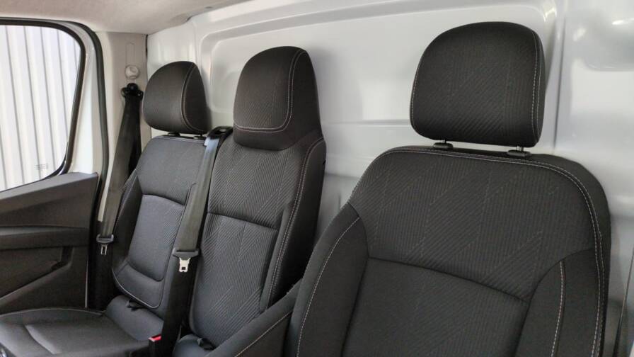 Mandataire Automobile neuf, recherche de Renault Trafic-fourgon-nouveau-l2h1-3t-blue-dci-150-auto-extra-plus-plancher-bois-plus-radars-av - E-Motors