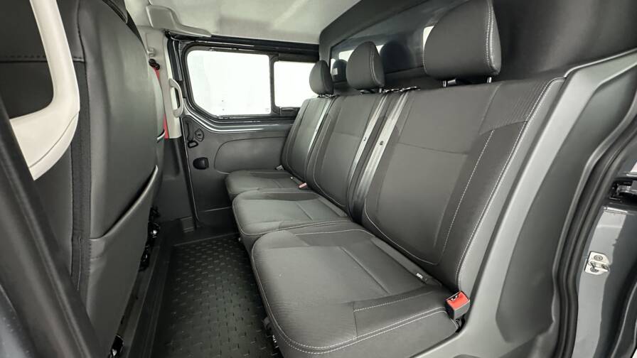 Mandataire Automobile neuf, recherche de Renault trucks Trafic-ca-l2h1-3000-2-0-dci-150ch-red-edition-edc - E-Motors