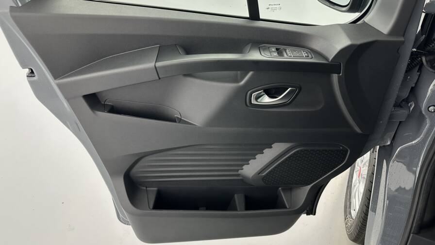 Mandataire Automobile neuf, recherche de Renault trucks Trafic-ca-l2h1-3000-2-0-dci-150ch-red-edition-edc - E-Motors