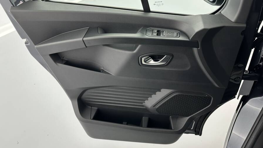 Mandataire Automobile neuf, recherche de Renault trucks Trafic-ca-l2h1-3000-2-0-dci-150ch-red-edition-edc - E-Motors