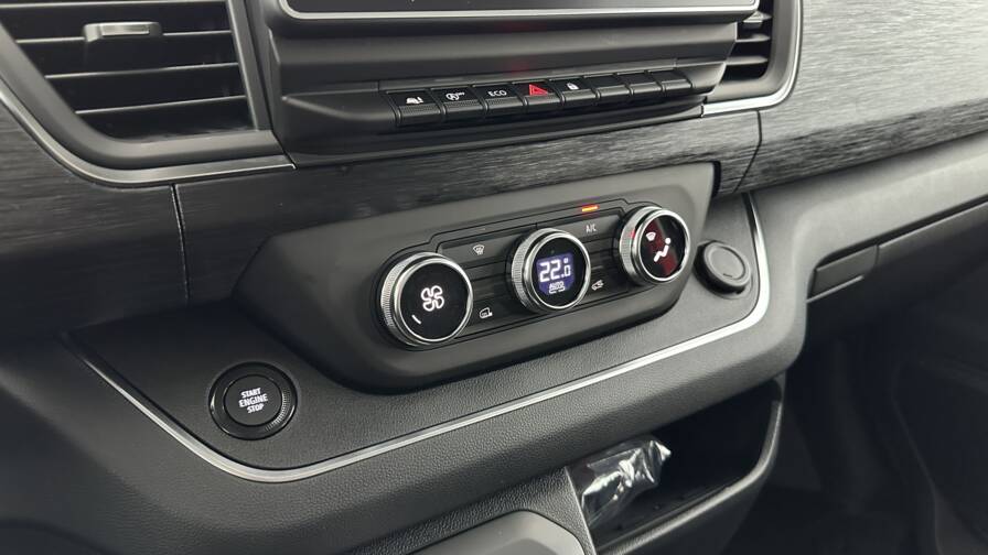 Mandataire Automobile neuf, recherche de Renault trucks Trafic-ca-l2h1-3000-2-0-dci-150ch-red-edition-edc - E-Motors