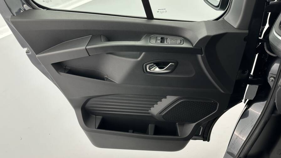 Mandataire Automobile neuf, recherche de Renault trucks Trafic-ca-l2h1-3000-2-0-dci-170ch-red-edition-exclusive-edc - E-Motors