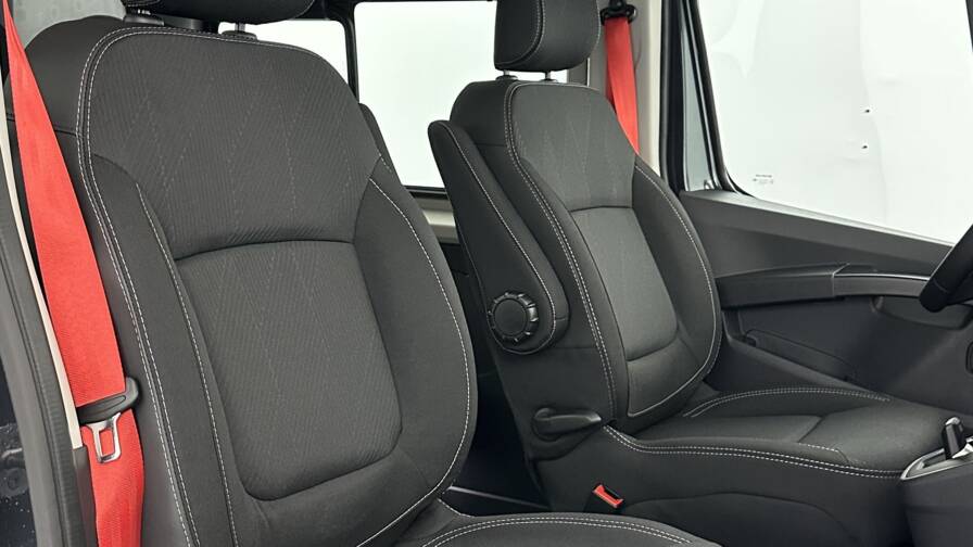 Mandataire Automobile neuf, recherche de Renault trucks Trafic-ca-l2h1-3000-2-0-dci-170ch-red-edition-exclusive-edc - E-Motors