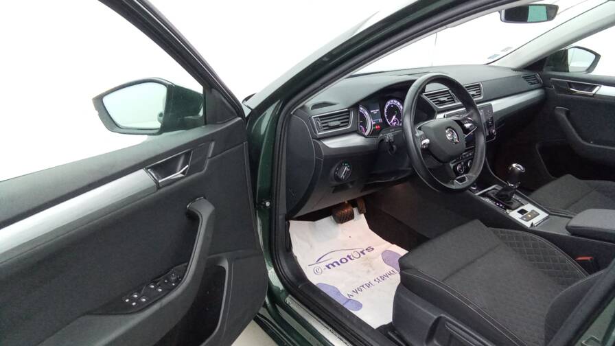 Mandataire Automobile occasion, recherche de Skoda Superb-combi-1-4-tsi-phev-218-dsg6-plus-toit - E-Motors