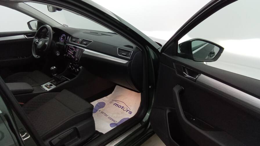 Mandataire Automobile occasion, recherche de Skoda Superb-combi-1-4-tsi-phev-218-dsg6-plus-toit - E-Motors