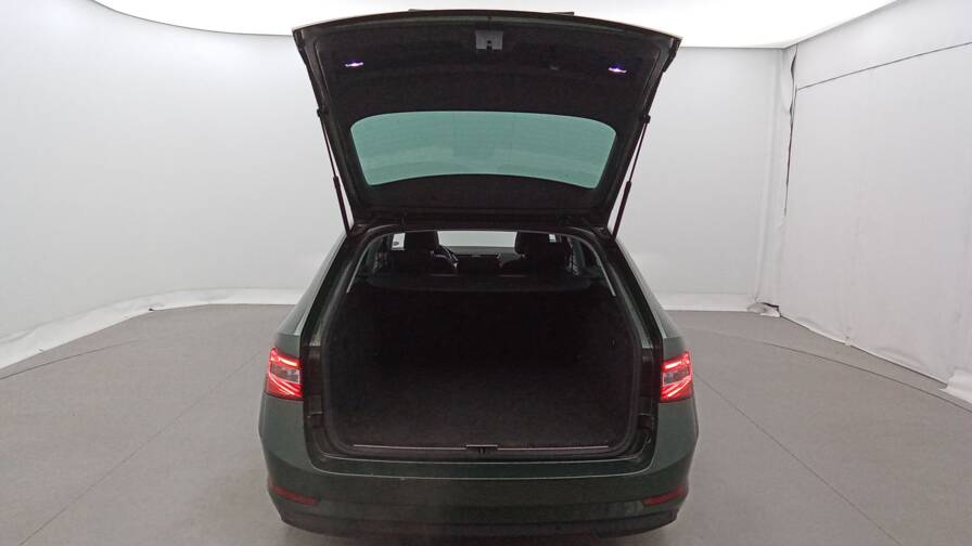 Mandataire Automobile occasion, recherche de Skoda Superb-combi-1-4-tsi-phev-218-dsg6-plus-toit - E-Motors