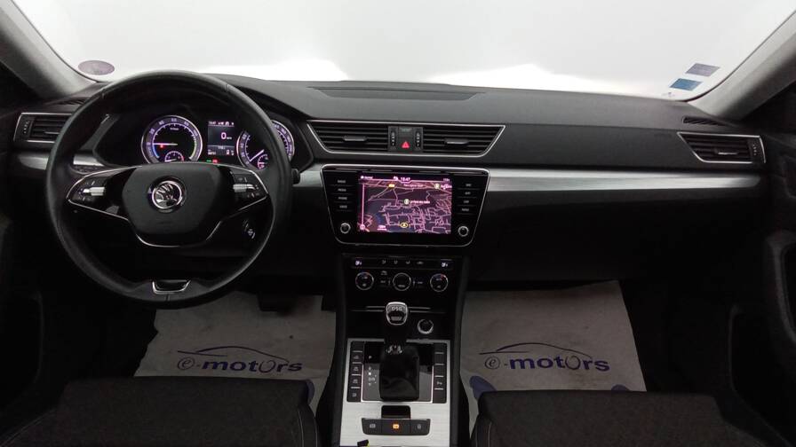 Mandataire Automobile occasion, recherche de Skoda Superb-combi-1-4-tsi-phev-218-dsg6-plus-toit - E-Motors