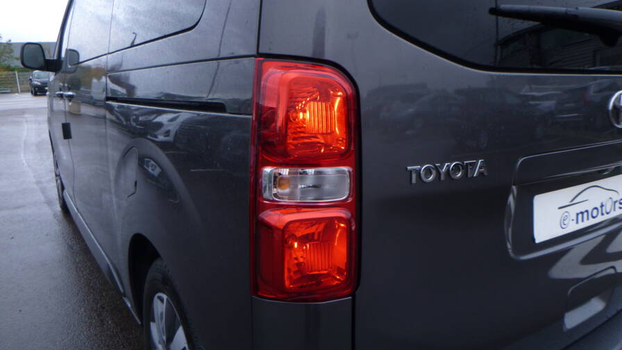 Mandataire Automobile neuf, recherche de Toyota Proace-verso-medium-lounge-180-d-4d-bva8 - E-Motors