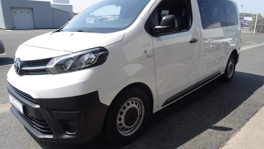 Avis-mandataire-auto-Emotors-Toyota-Proace-verso-Medium-dynamic-115-d-4d-9places.