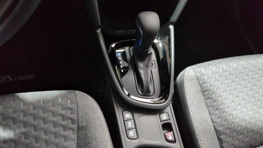 Mandataire Automobile neuf, recherche de Toyota Yaris-cross-hybride-130h-2wd-design-plus-sieges-chauffants - E-Motors