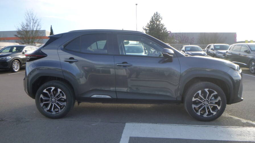 Mandataire Automobile neuf, recherche de Toyota Yaris-cross-hybride-130h-2wd-design-plus-pack-hiver-plus-pack-safety - E-Motors