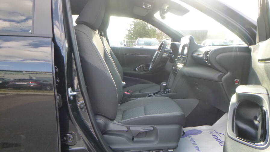 Mandataire Automobile neuf, recherche de Toyota Yaris-cross-hybride-130h-2wd-design-plus-pack-hiver-plus-pack-safety - E-Motors