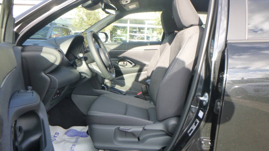 Mandataire Automobile neuf, recherche de Toyota Yaris-cross-hybride-130h-2wd-design-plus-pack-hiver-plus-pack-safety - E-Motors