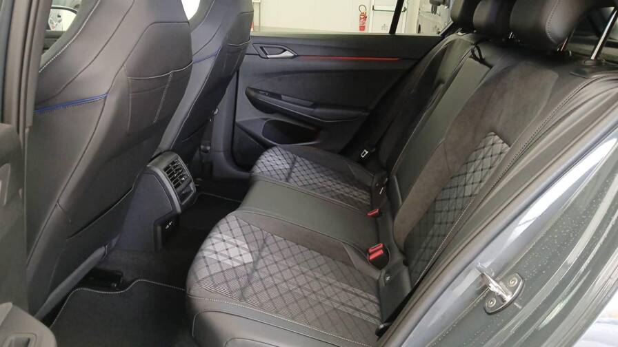 Mandataire Automobile neuf, recherche de Volkswagen Golf-2-0-tdi-150-dsg7-r-line - E-Motors