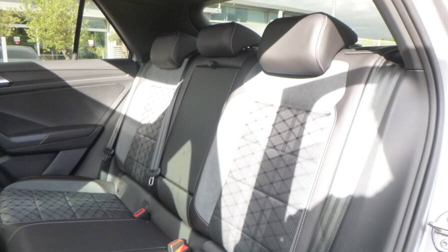 Mandataire Automobile neuf, recherche de Volkswagen T-roc-tdi-150-dsg7-r-line-edition-plus-jantes-19-plus-toit-vitr-plus-pack-black - E-Motors